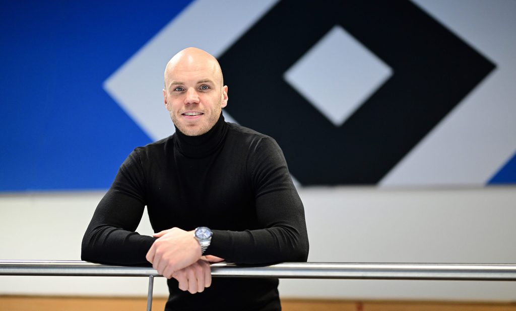 HSV-Präsident Henrik Köncke vor einer HSV-Wand