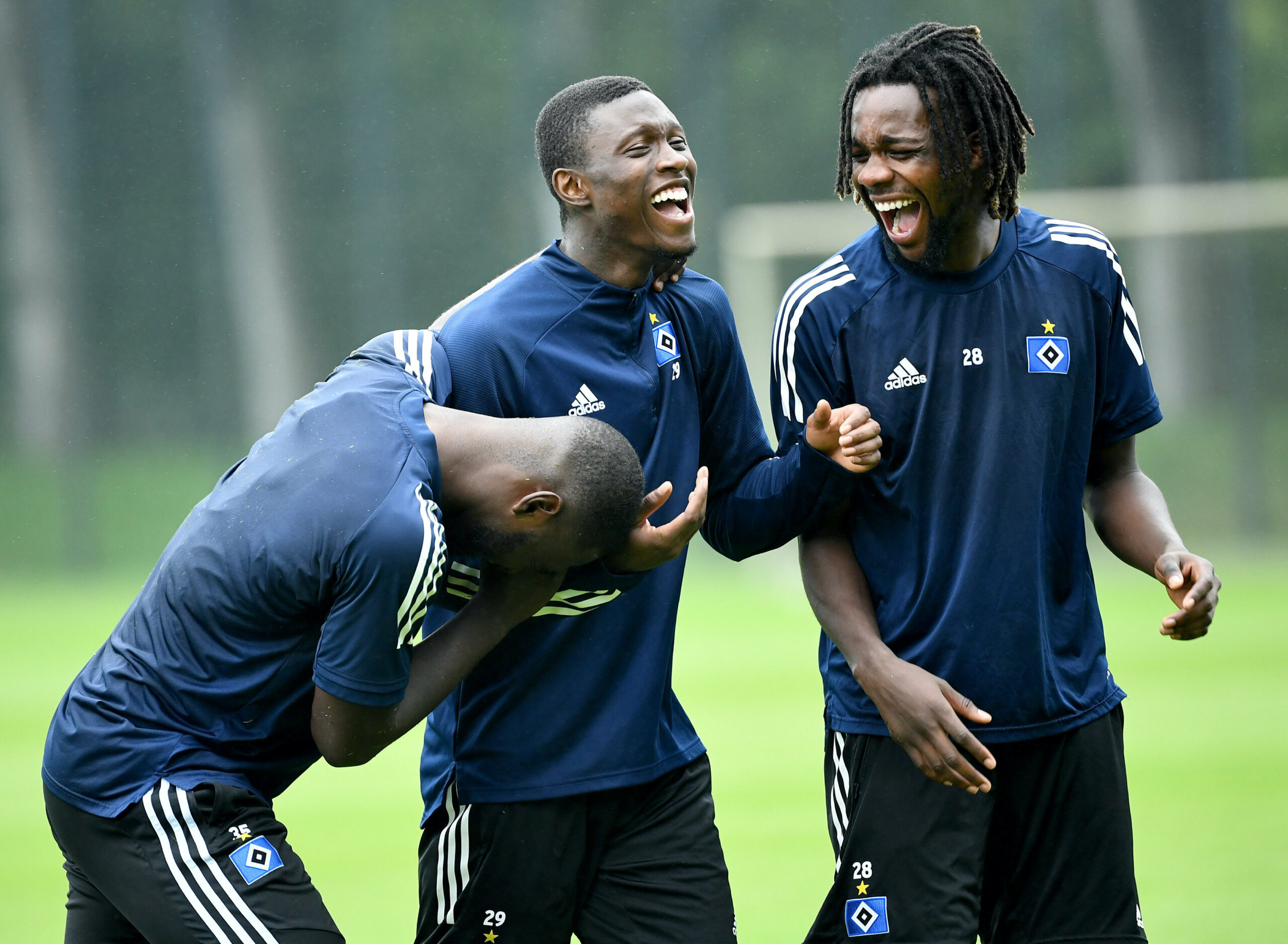 Stephan Ambrosius, Aaron Opoku und Gideon Jung haben Spaß im HSV-Training