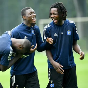 Stephan Ambrosius, Aaron Opoku und Gideon Jung haben Spaß im HSV-Training