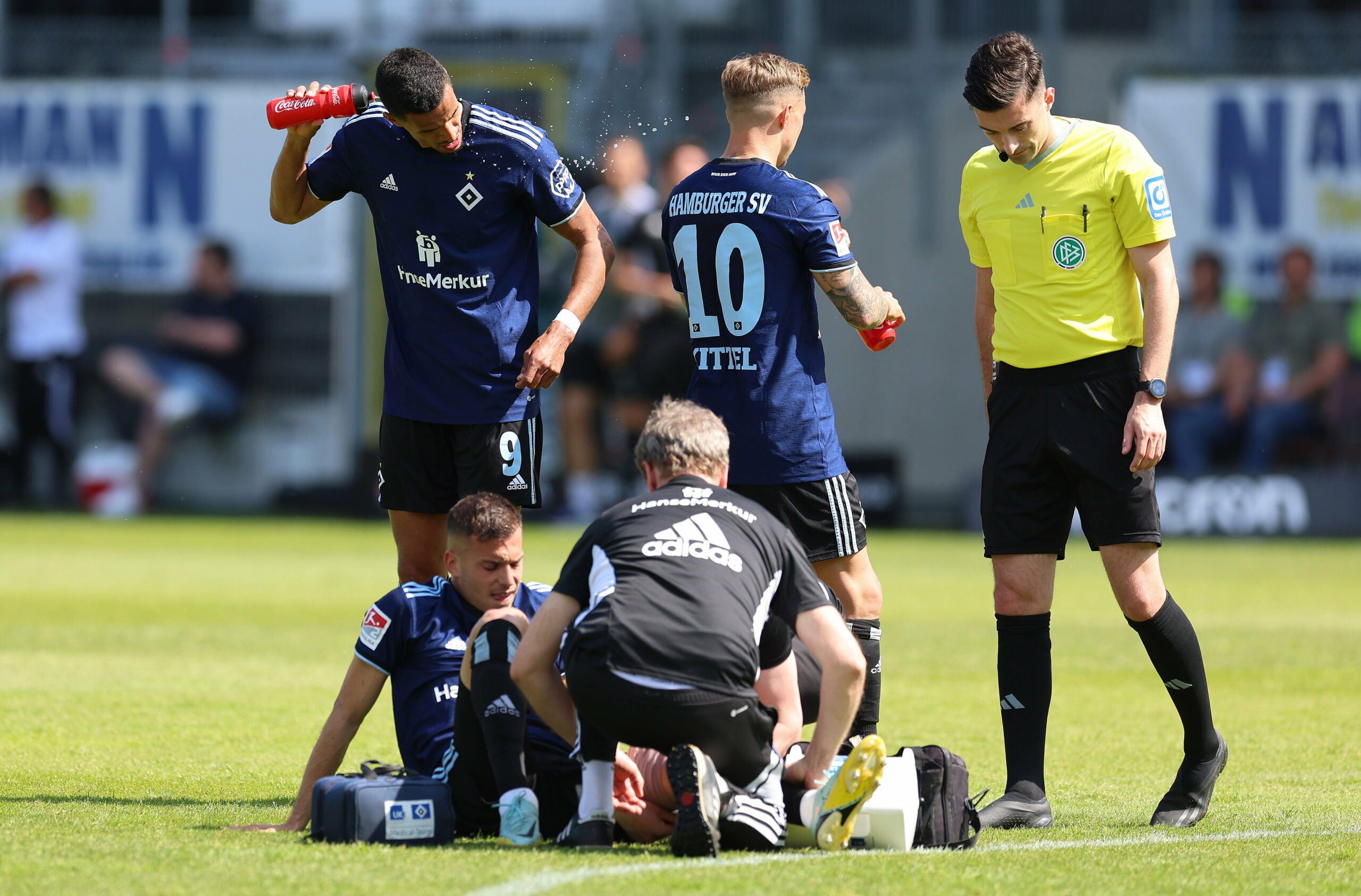 Schiedsrichter Florian Badstüner (r.) bei der Partie des HSV im Mai 2023 in Sandhausen.