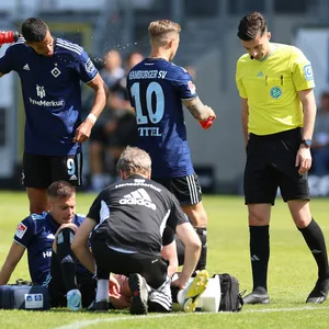 Schiedsrichter Florian Badstüner (r.) bei der Partie des HSV im Mai 2023 in Sandhausen.