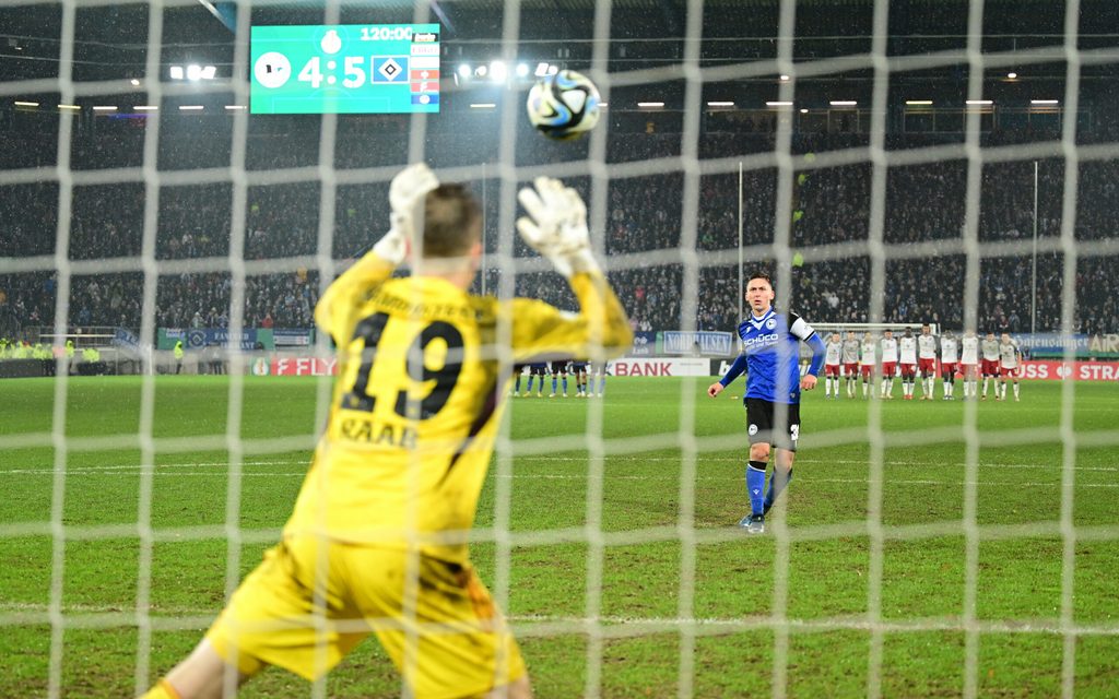 Ex-HSV-Keeper Matheo Raab hält im Oktober 2023 den Elfmeter von Bielefelds Marius Wörl.