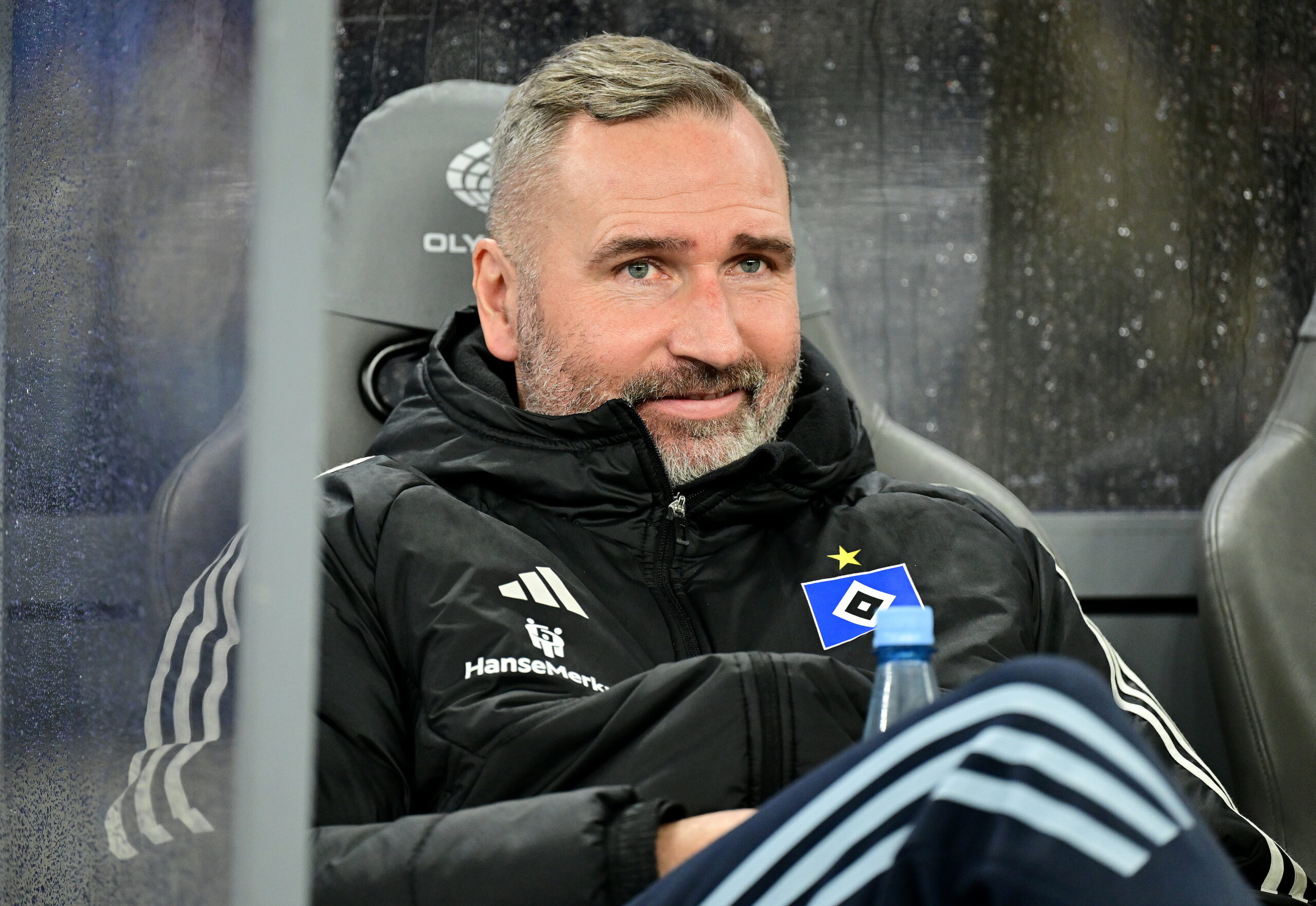 Tim Walter lächelt auf der HSV-Bank.