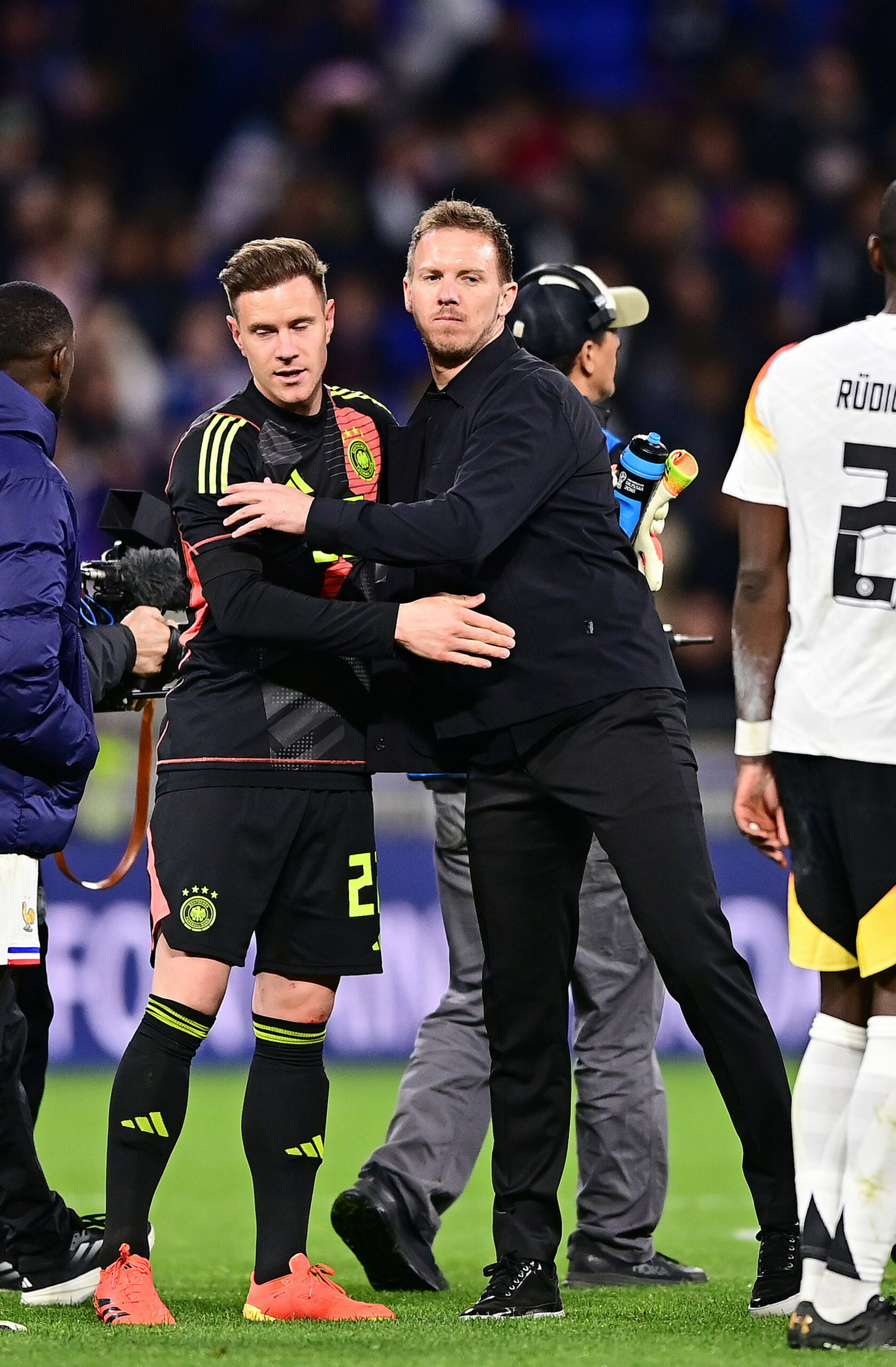 Ter Stegen und Nagelsmann umarmen sich