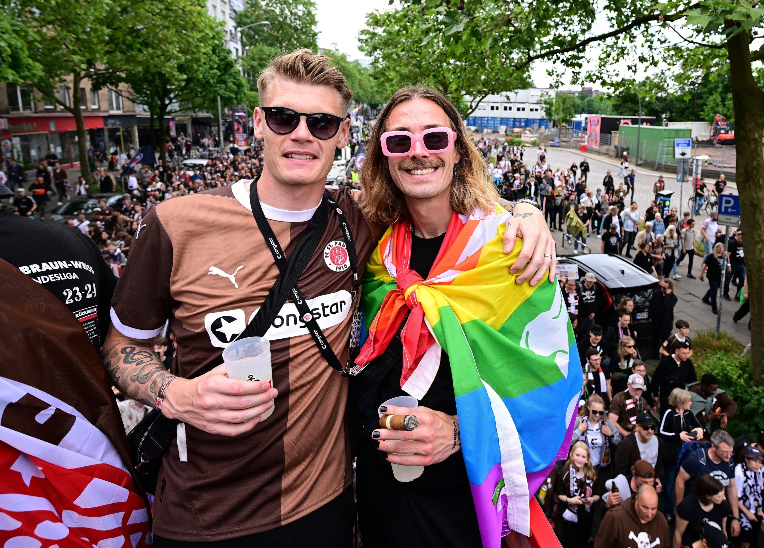 Eric Smith und Jackson Irvine bei der Aufstiegsparty