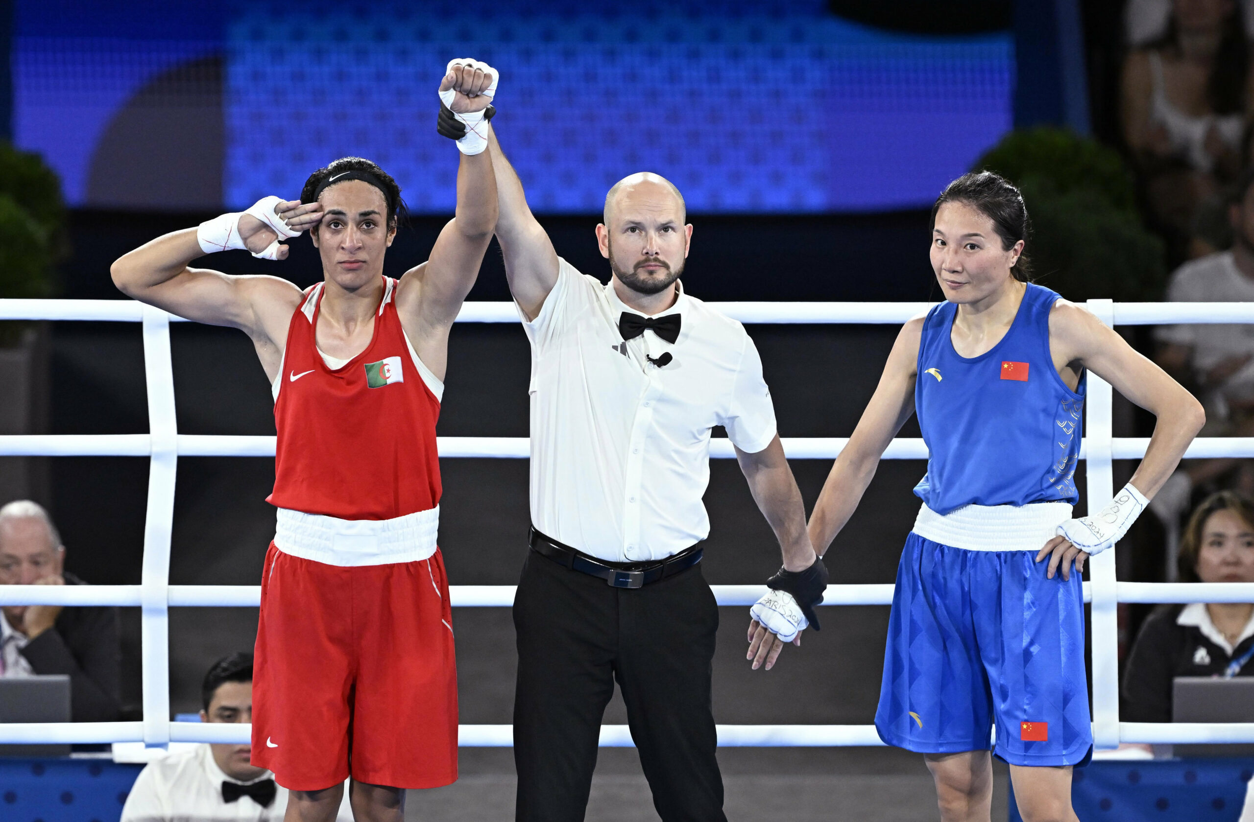 Imane Khelif gewinnt einen Boxkampf bei den olympischen Spielen 2024.