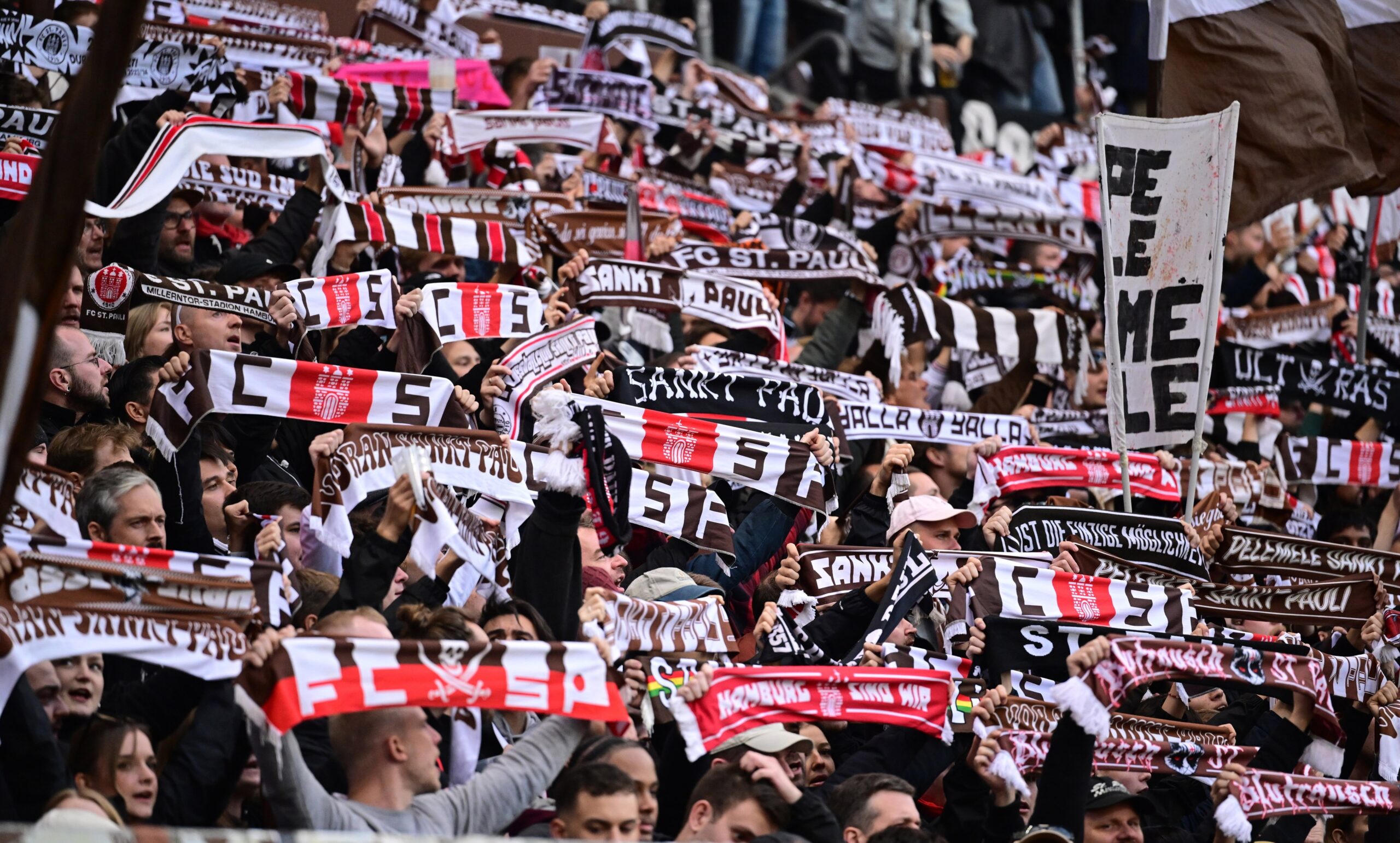 St. Pauli-Fans halten den Schal in die Höhe