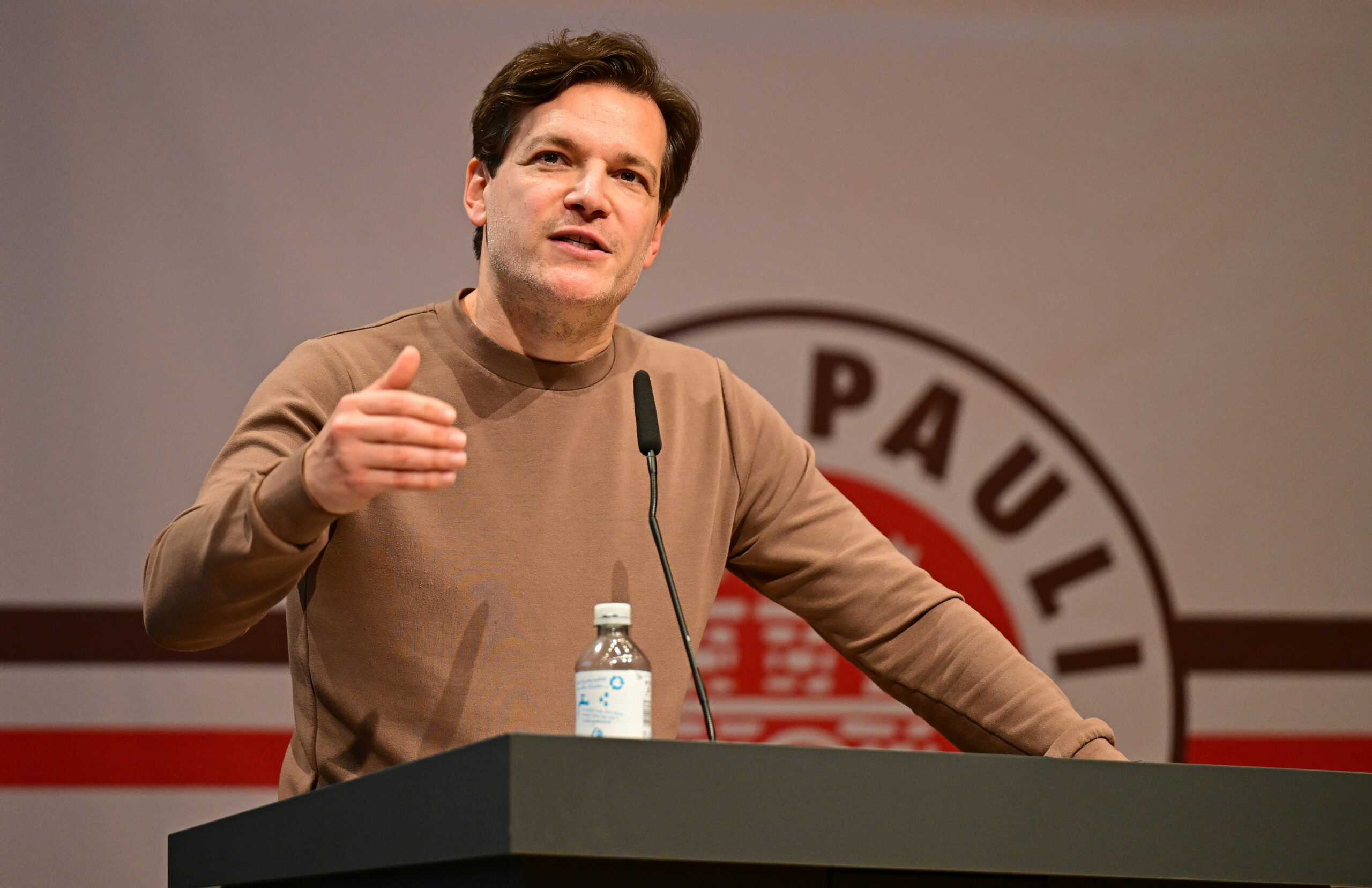 Wilken Engelbracht, Kaufmännischer Leiter des FC St. Pauli, gestikuliert bei einer Rede