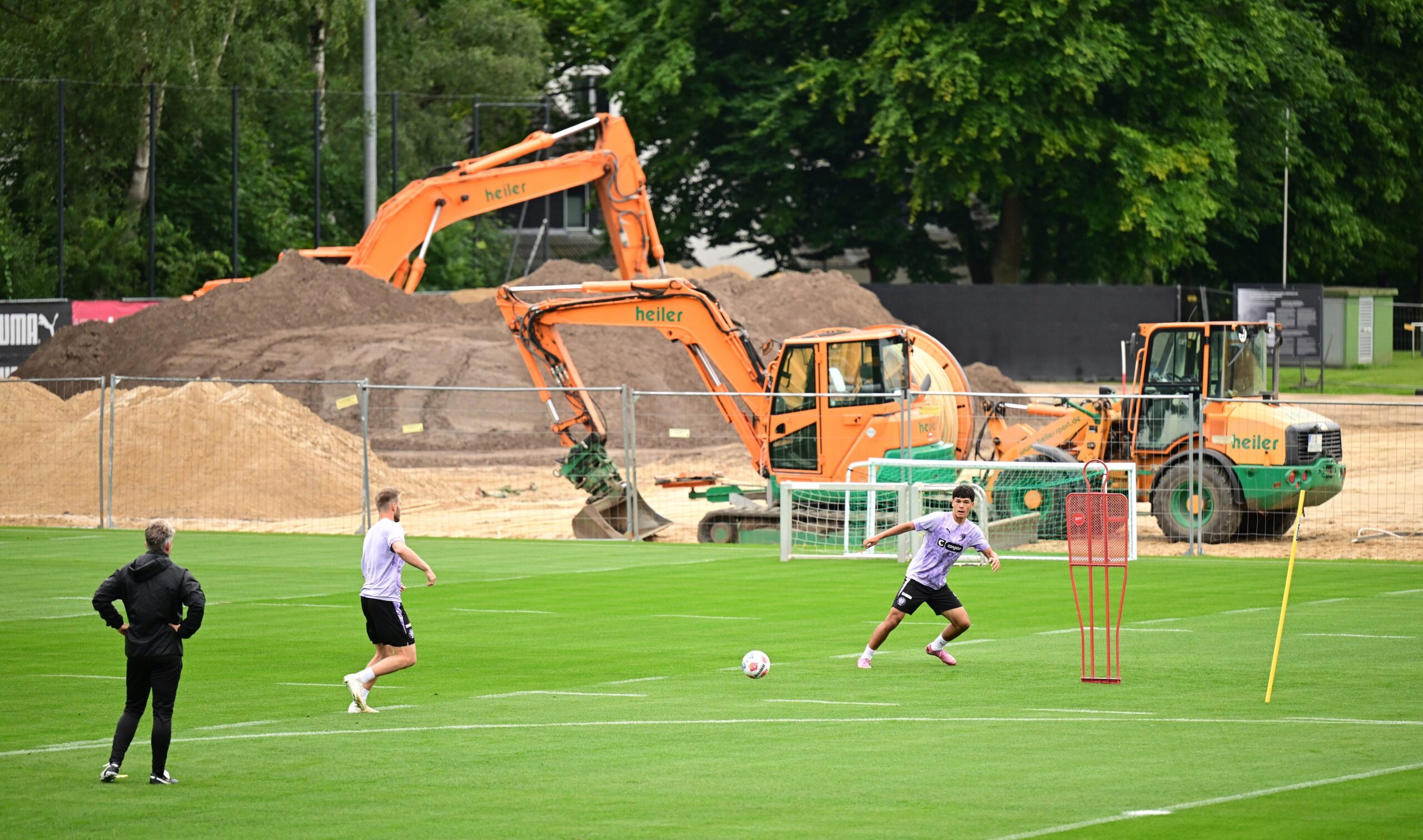 Bagger vor dem Trainingsplatz an der Kollaustraße