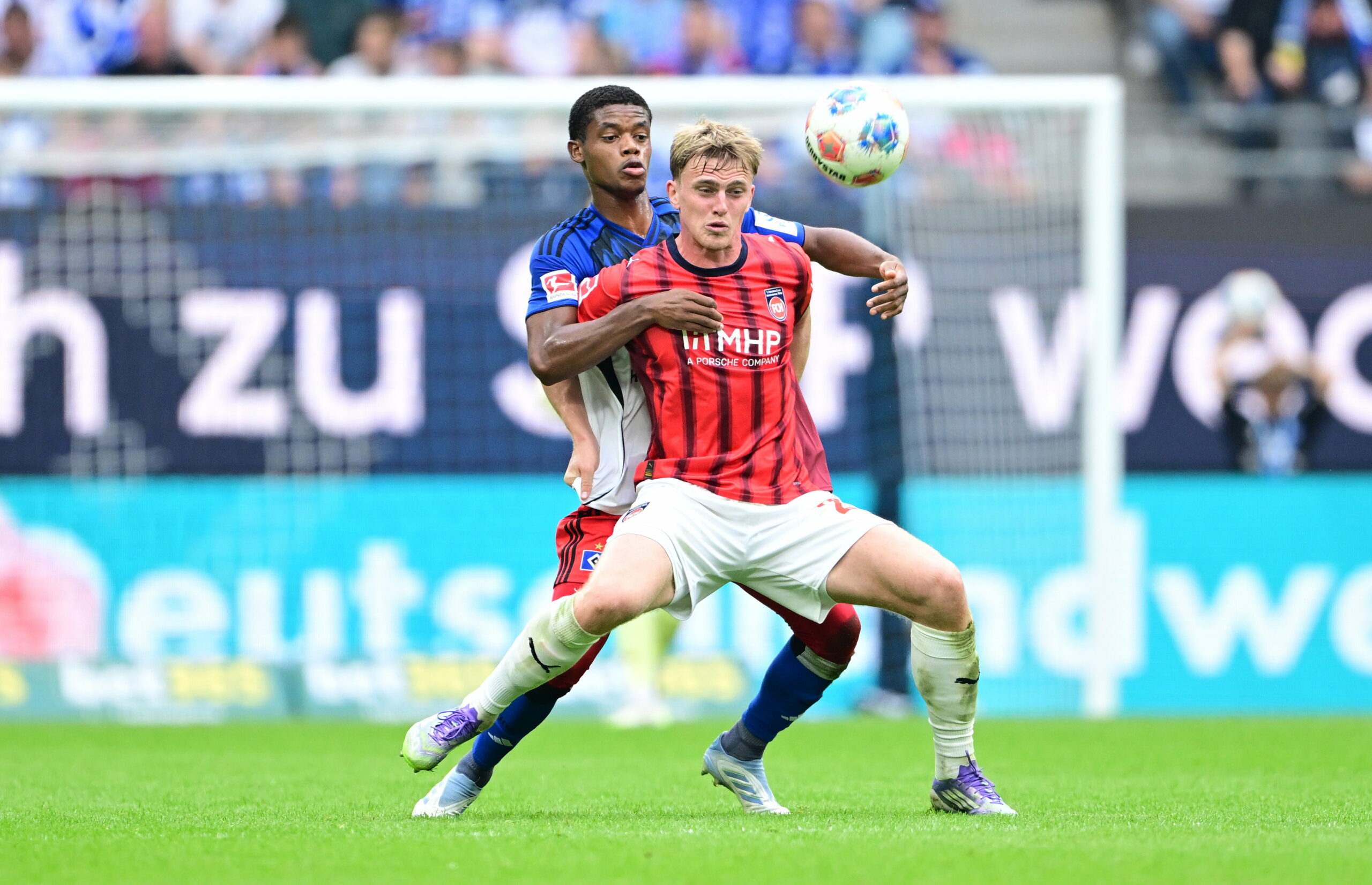 HSV-Verteidiger Warmed Omari im Zweikampf mit Heidenheim-Stürmer Mikkel Kaufmann.