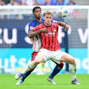 HSV-Verteidiger Warmed Omari im Zweikampf mit Heidenheim-Stürmer Mikkel Kaufmann.