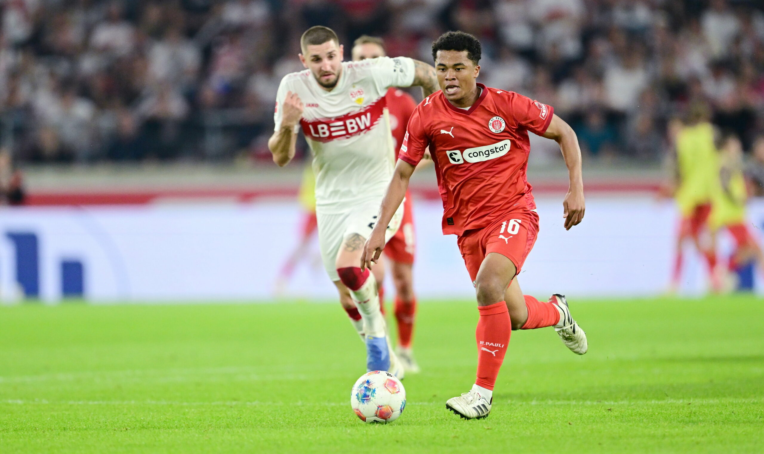 Joel Chima Fujita läuft mit dem Ball