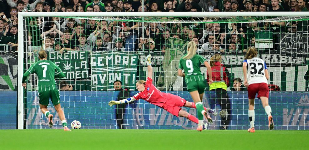 Larissa Mühlhaus erzielt ein Tor für Werder Bremen gegen den HSV