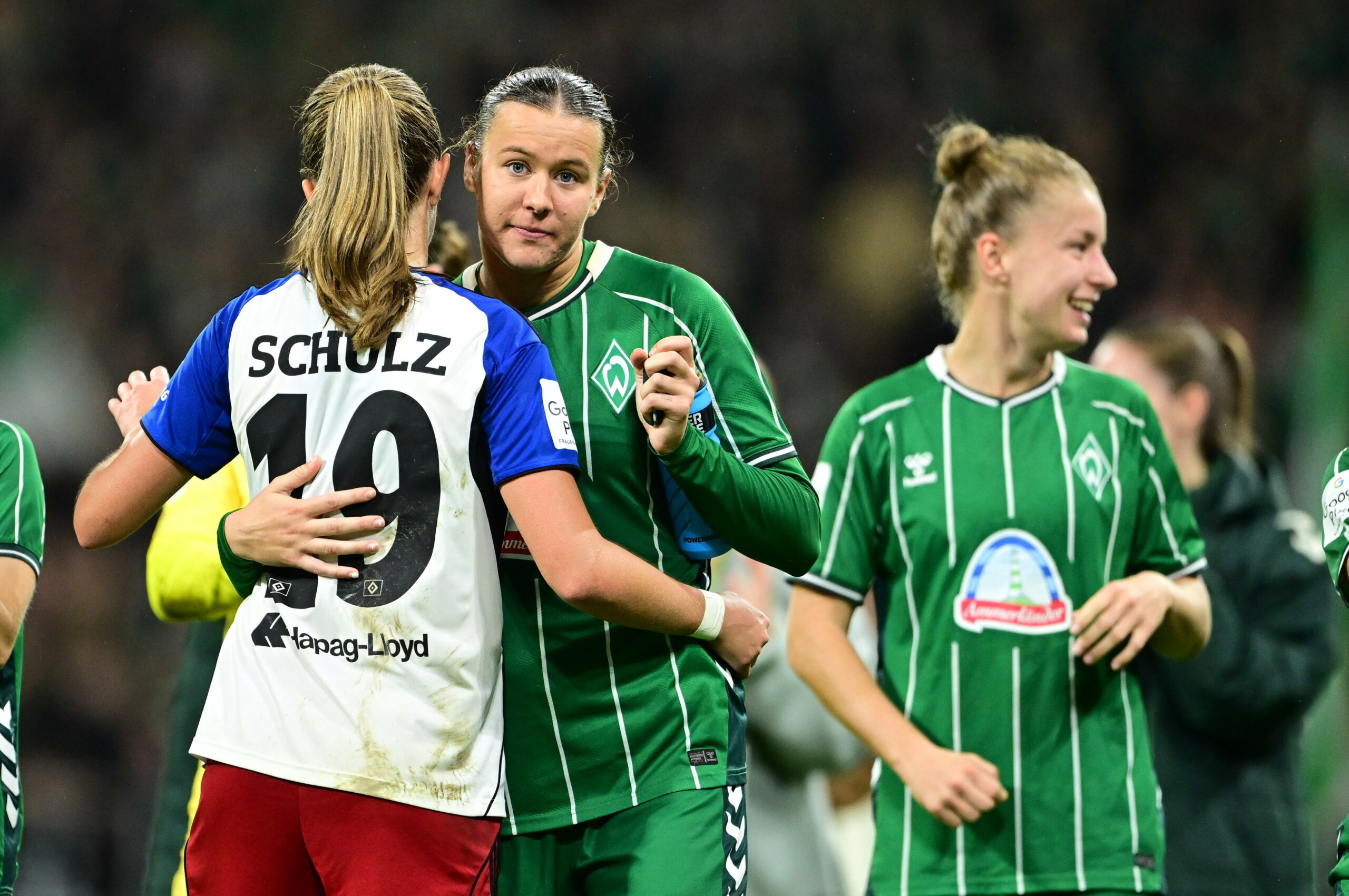 Victoria Schulz und Larissa Mühlhaus umarmen sich nach HSV gegen Werder