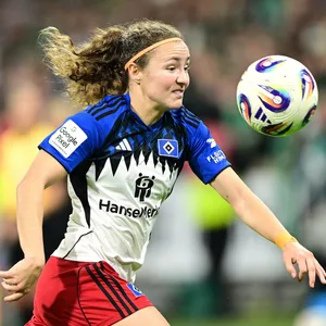 Melanie Brunnthaler bei einem Spiel der HSV-Frauen im Volksparkstadion