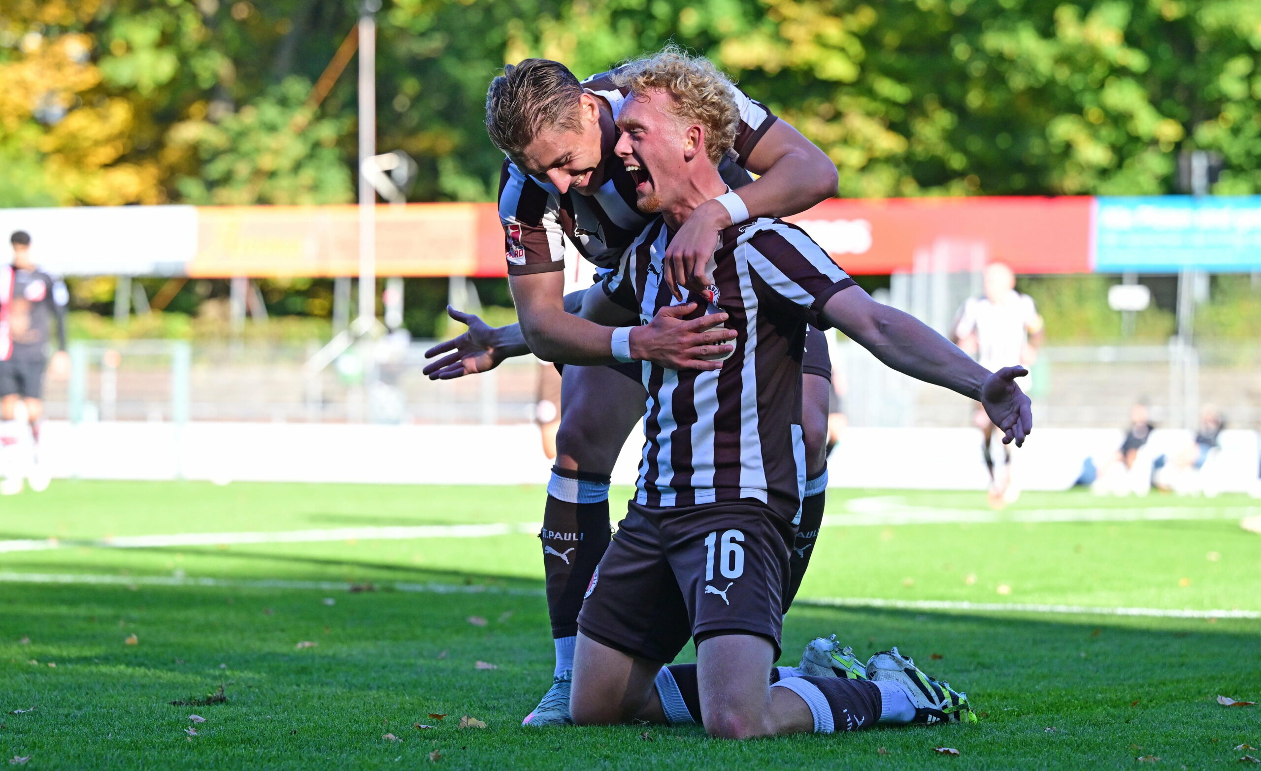 Oleg Skakun und Marwin Schmitz bejubeln ein Tor für die U23 des FC St. Pauli
