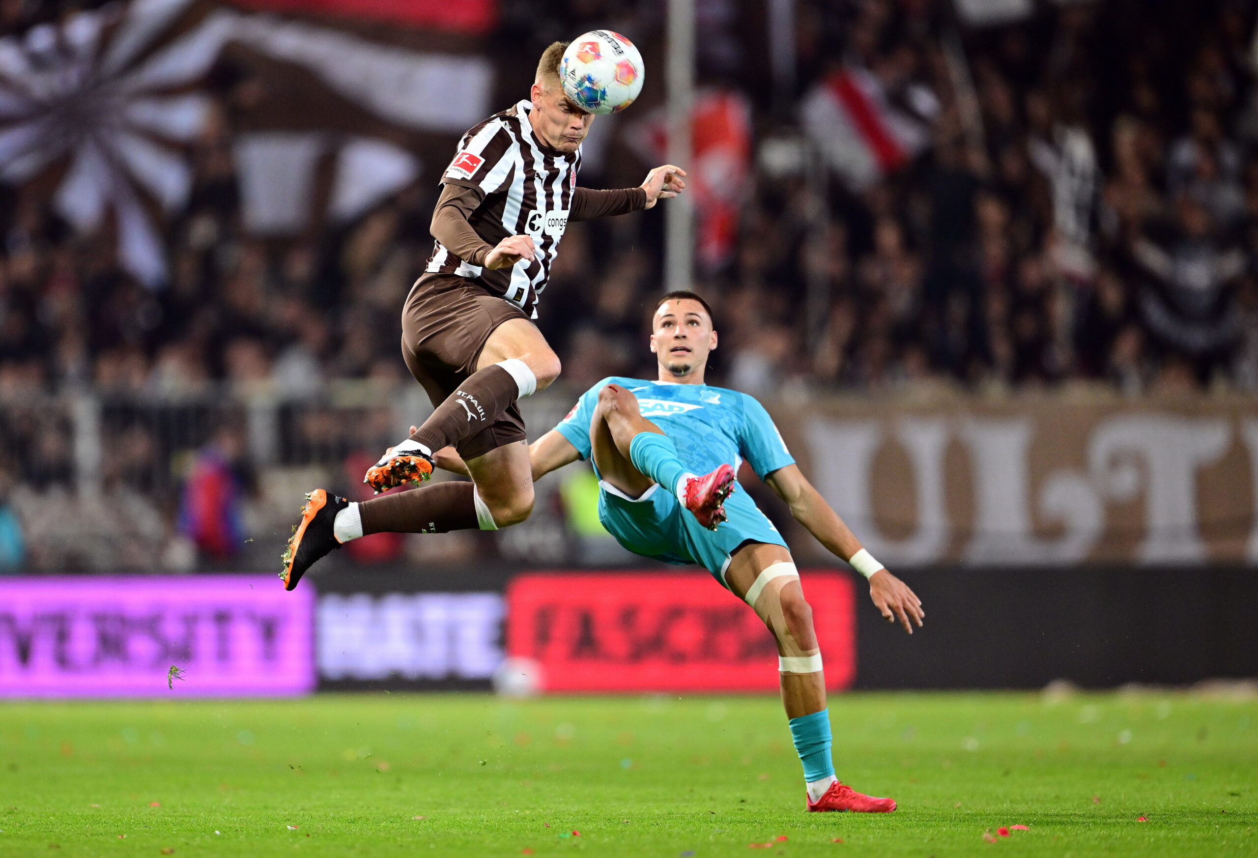 St. Pauli-Profi Eric Smith im Zweikampf mit Tim Lemperle von der TSG Hoffenheim