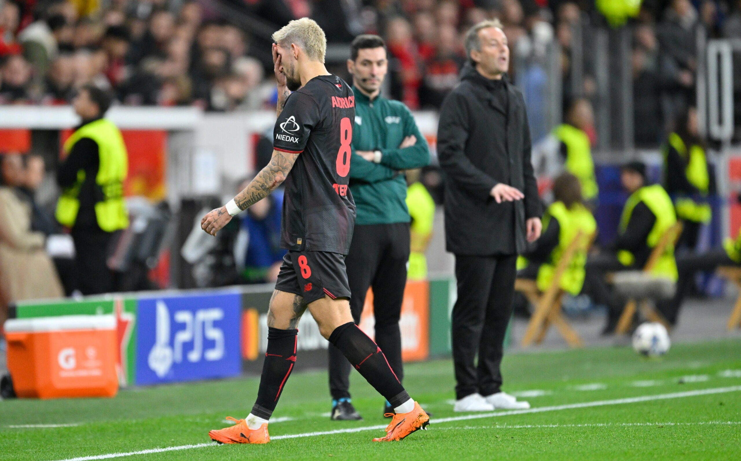 Nicht immer einer Meinung: Kasper Hjulmand (r.) und sein Kapitän Robert Andrich (l.).