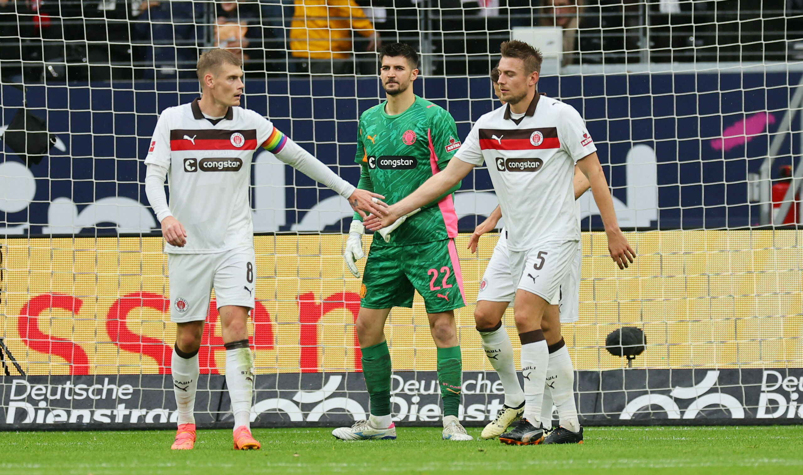 Die St. Pauli-Spieler Eric Smith und Hauke Wahl klatschen sich ab