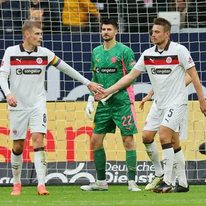 Die St. Pauli-Spieler Eric Smith und Hauke Wahl klatschen sich ab