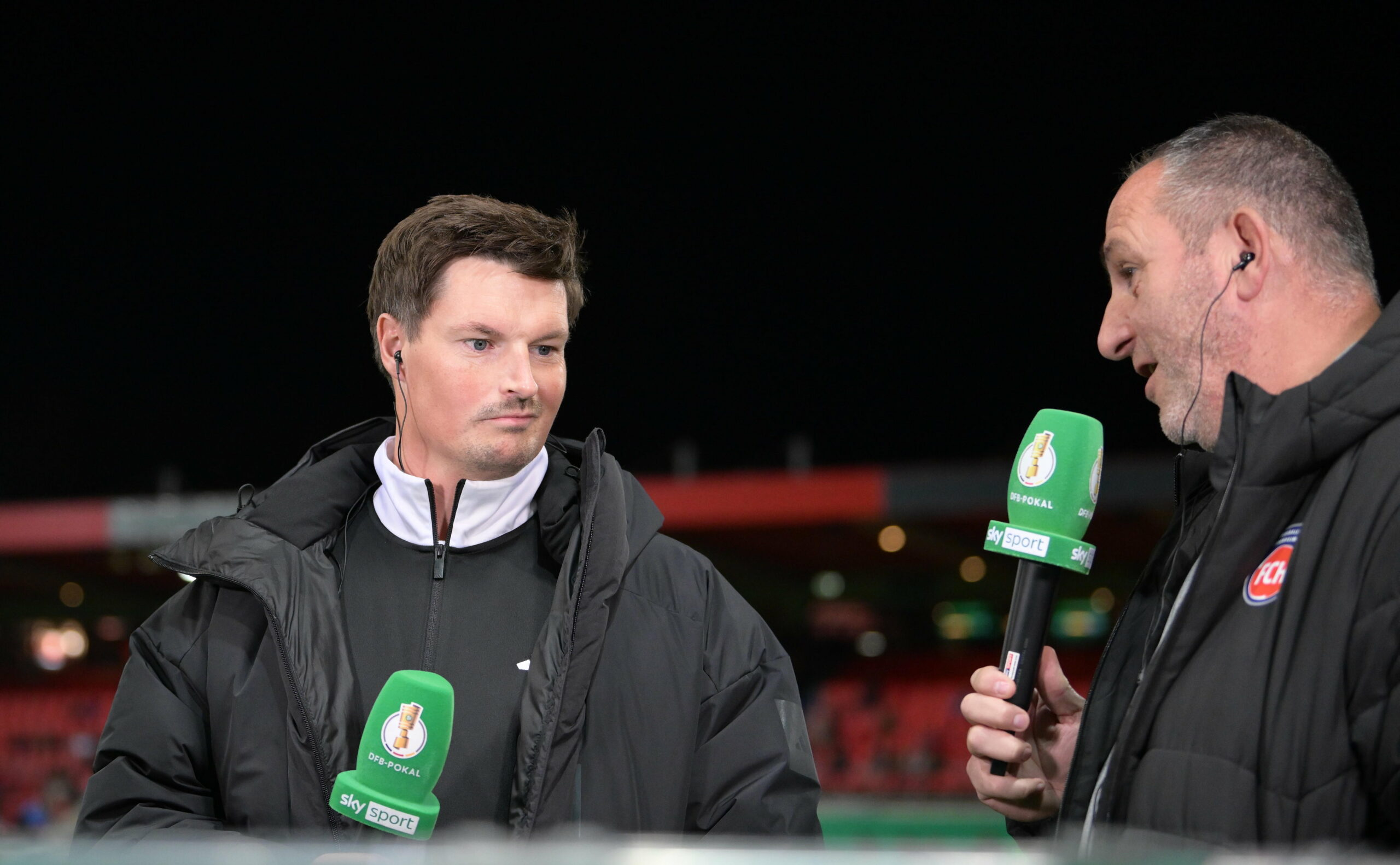 HSV-Trainer Merlin Polzin und Heidenheim-Coach Frank Schmidt beim TV-Interview nach dem Duell im DFB-Pokal
