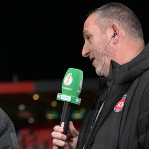 HSV-Trainer Merlin Polzin und Heidenheim-Coach Frank Schmidt beim TV-Interview nach dem Duell im DFB-Pokal