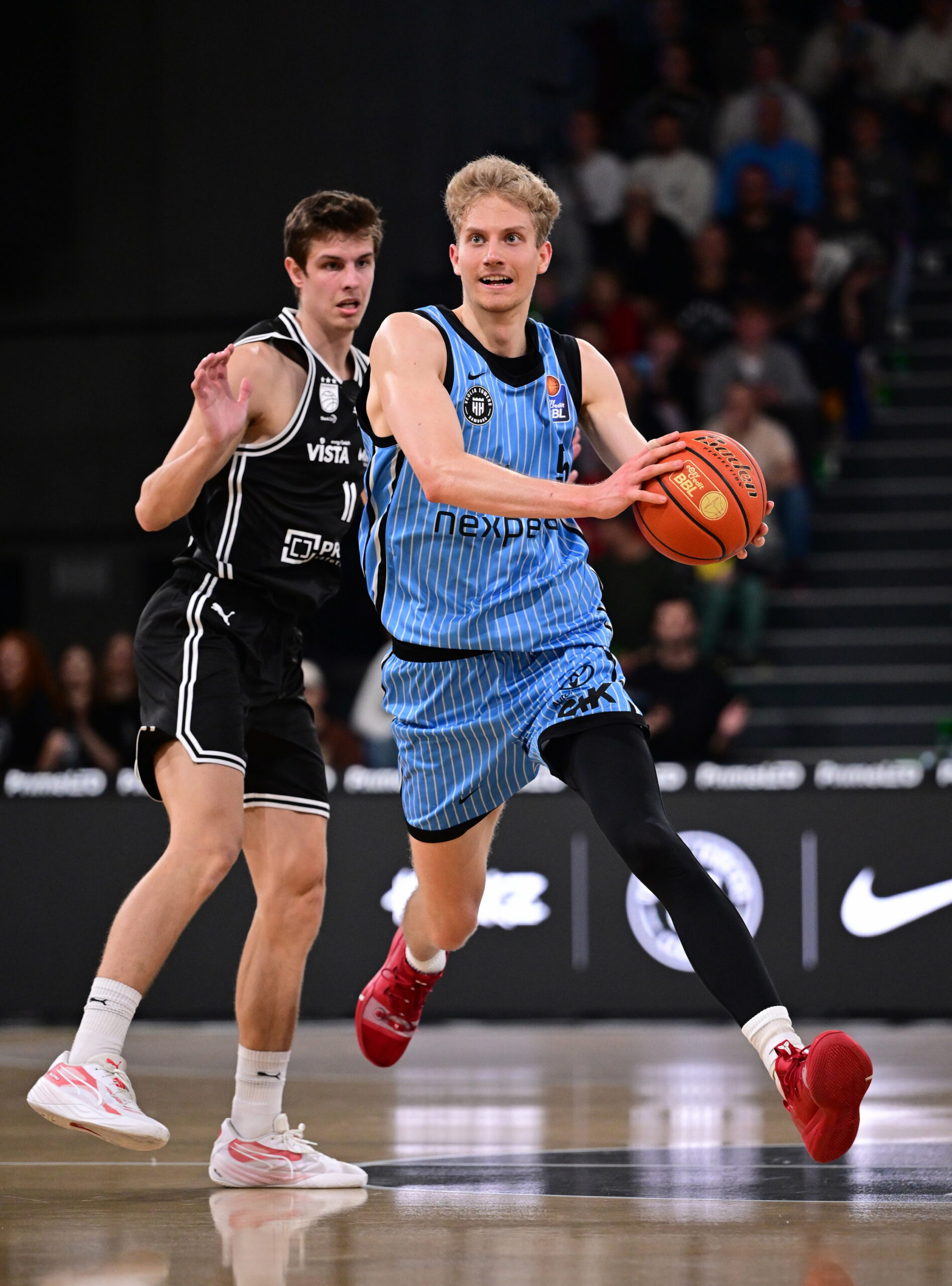 Zsombor Maronka im Zweikampf mit Richard Balint bei einem Towers-Spiel