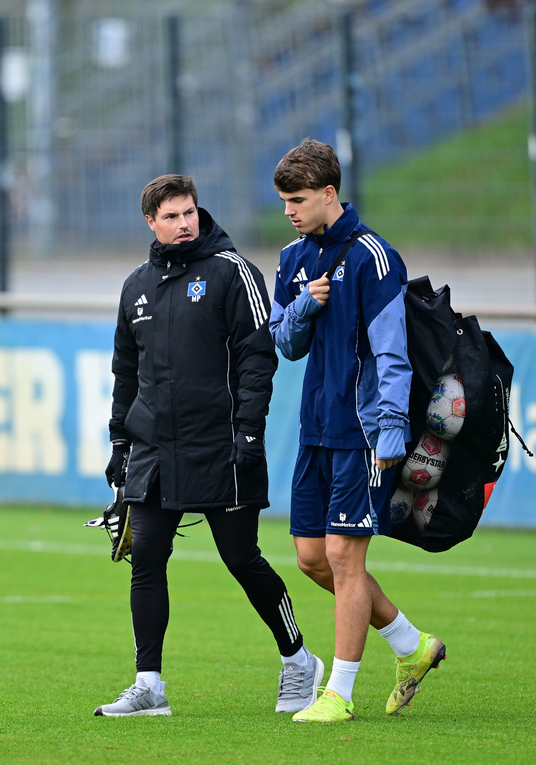 Merlin Polzin und Luka Vuskovic auf dem Trainingsplatz im Gespräch