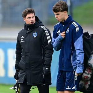 Merlin Polzin und Luka Vuskovic auf dem Trainingsplatz im Gespräch