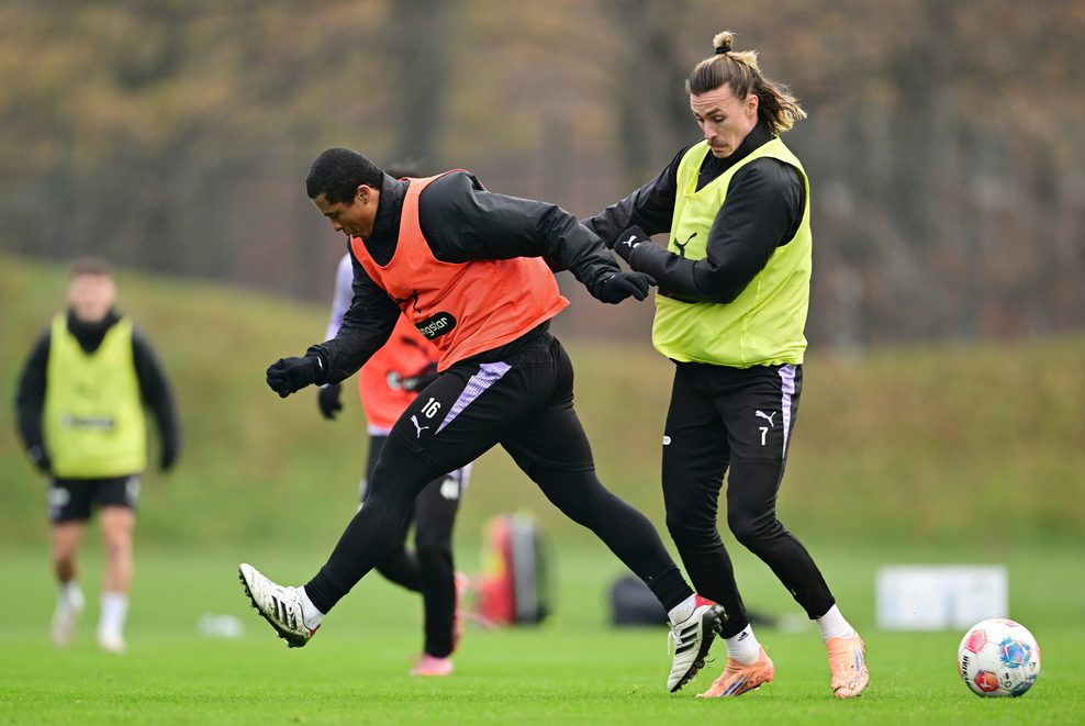 Joel Chima Fujita und Jackson Irvine im Zweikampf im St. Pauli-Training