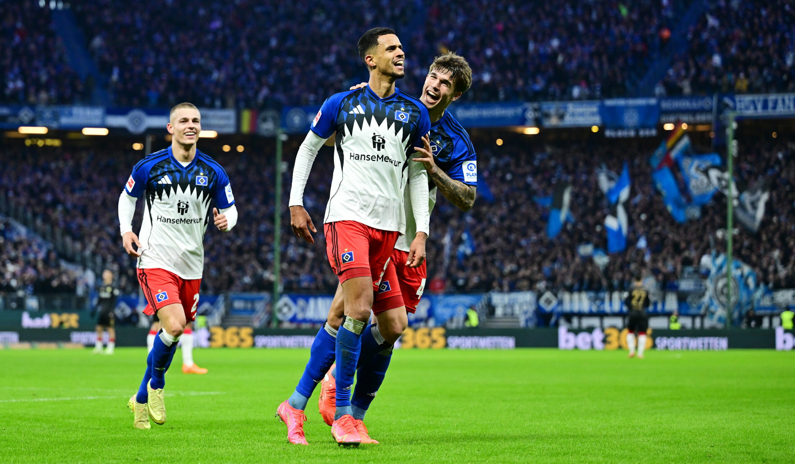 Robert Glatzel bejubelt ein HSV-Tor mit Luka Vuskovic