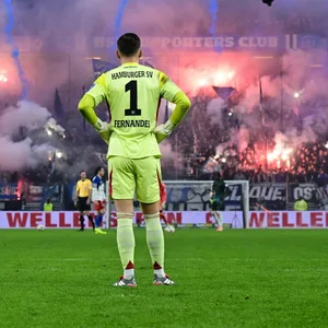HSV-Torhüter Daniel Heuer Fernandes vor Pyrotechnik