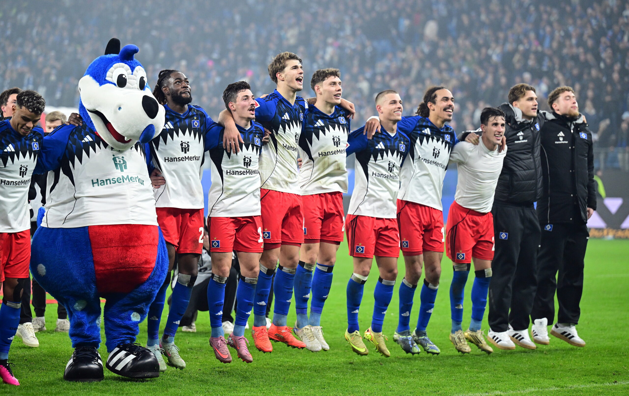 HSV-Profis feiern den Derby-Sieg gegen Werder Bremen