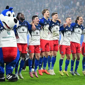 HSV-Profis feiern den Derby-Sieg gegen Werder Bremen