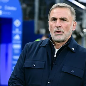 Stefan Kuntz im Volksparkstadion vor dem Spielertunnel