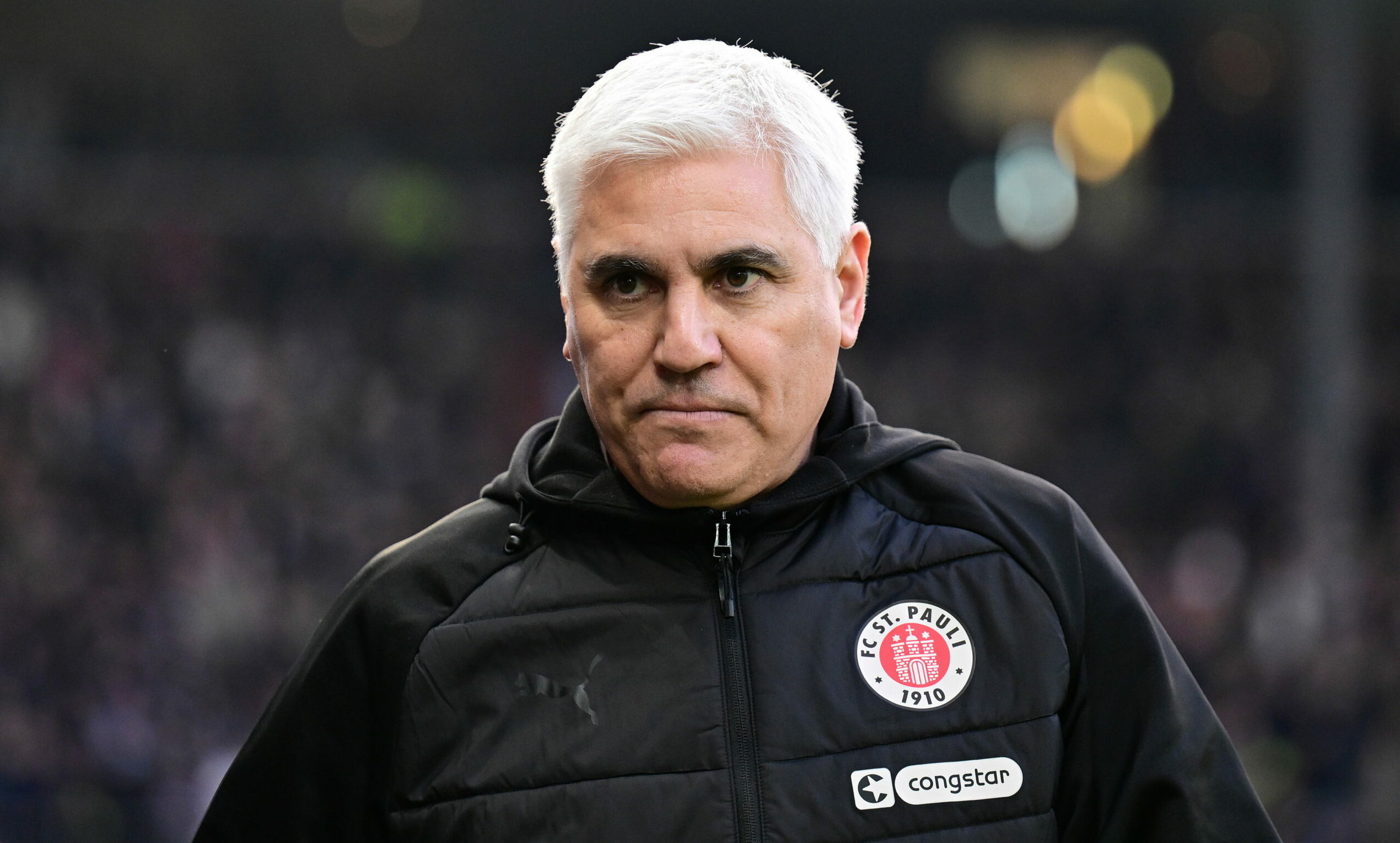 St. Pauli Sportchef Andreas Bornemann schaut ernst
