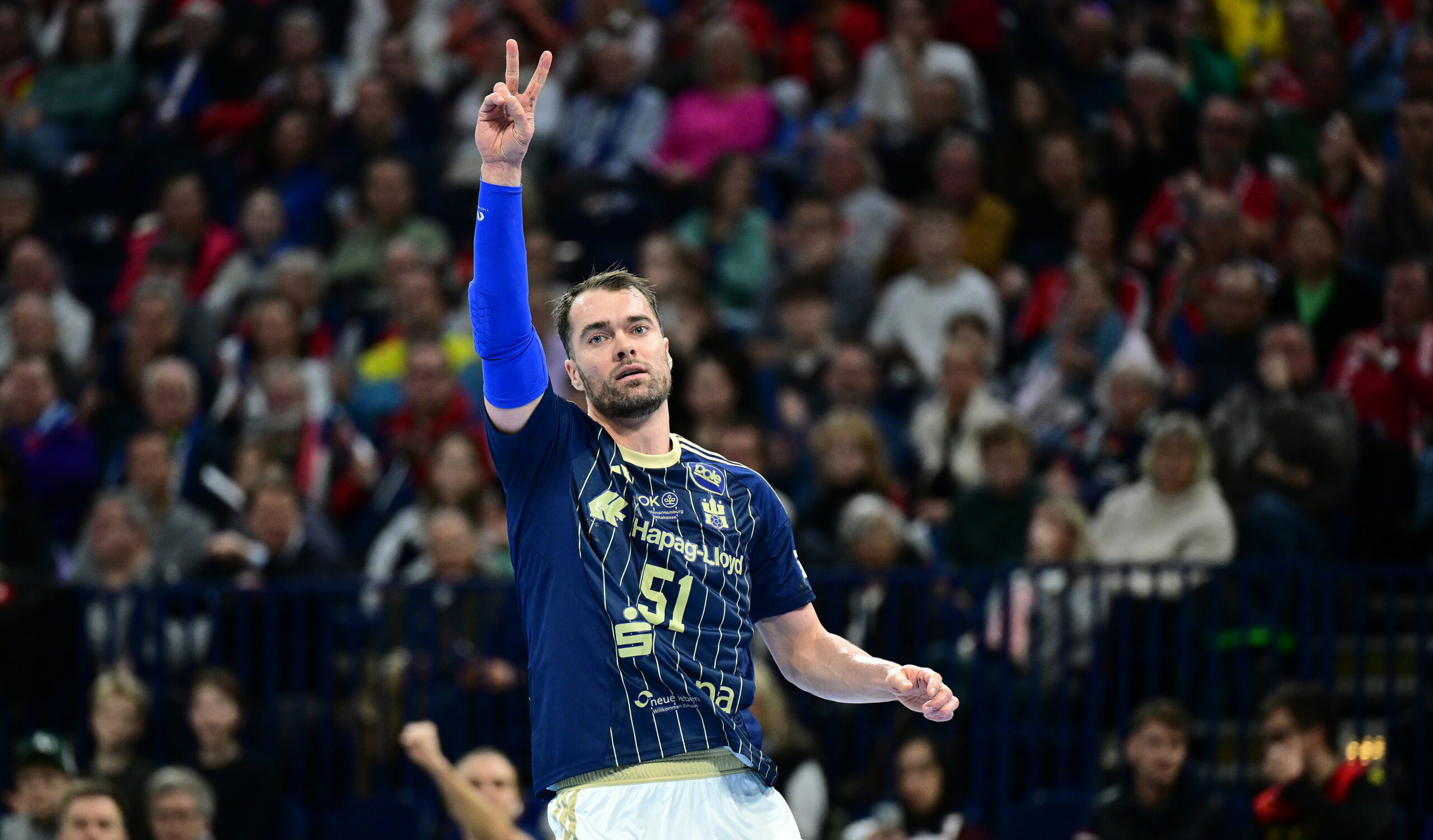 Casper Mortensen zeigt das Peace-Zeichen