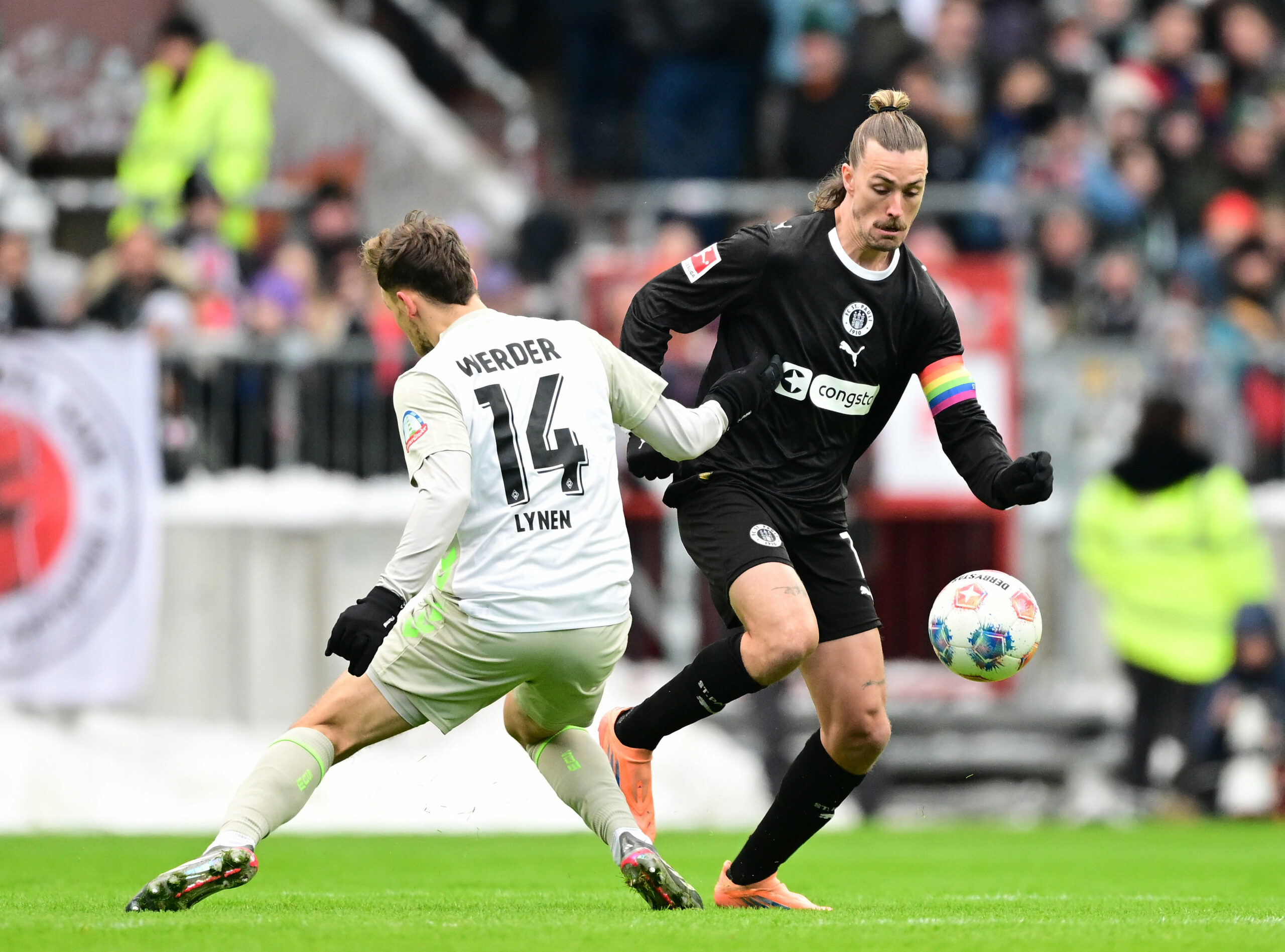 Senne Lynen von Werder Bremen im Zweikampf mit St. Pauli-Profi Jackson Irvine