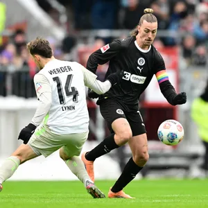 Senne Lynen von Werder Bremen im Zweikampf mit St. Pauli-Profi Jackson Irvine