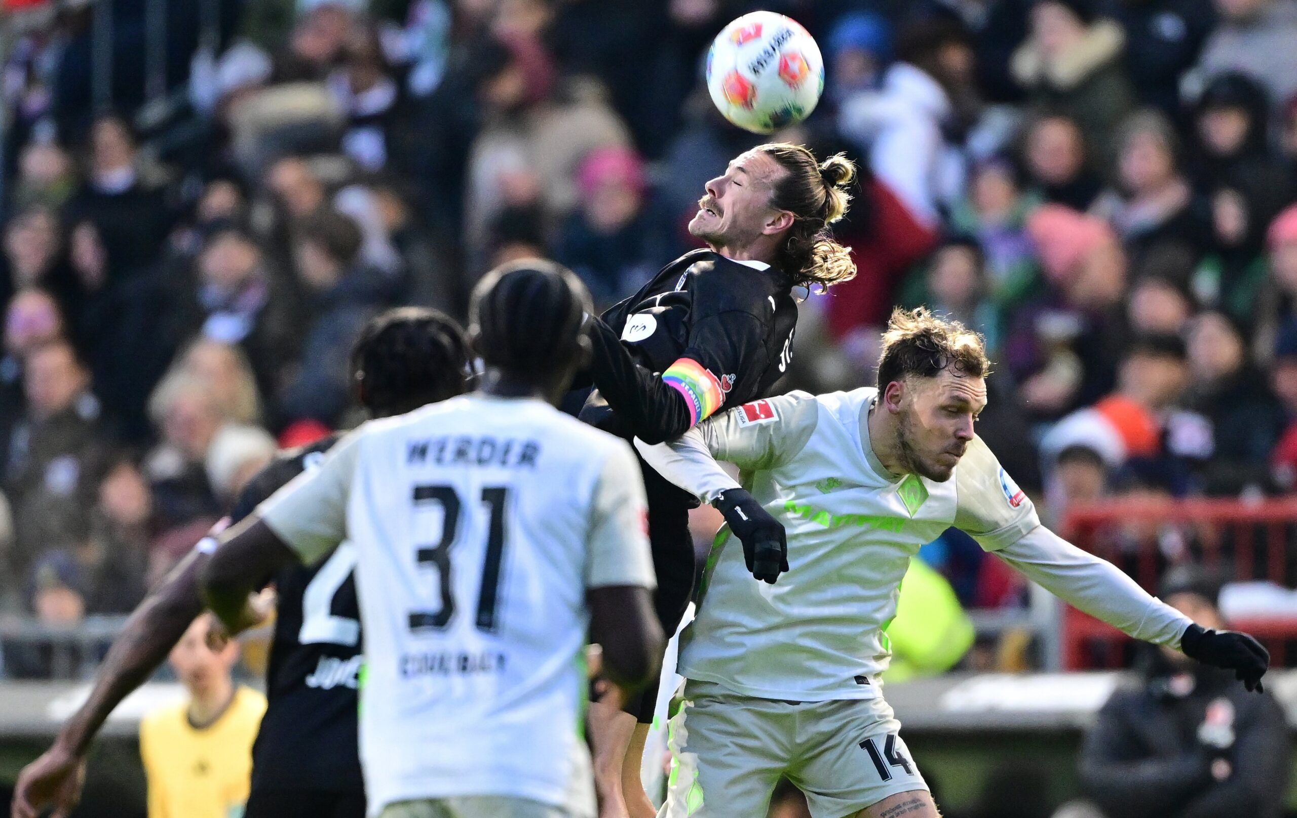 Jackson Irvine gegen Bremens Senne Lynen