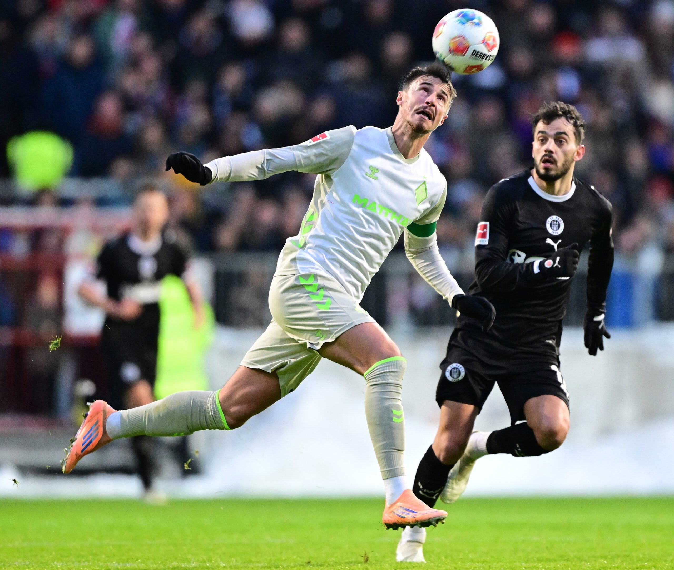 St. Pauli-Profi Danel Sinani gegen Marco Friedl von Werder Bremen