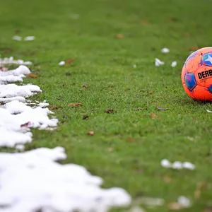 Ball liegt auf schneebedecktem Fußball-Platz