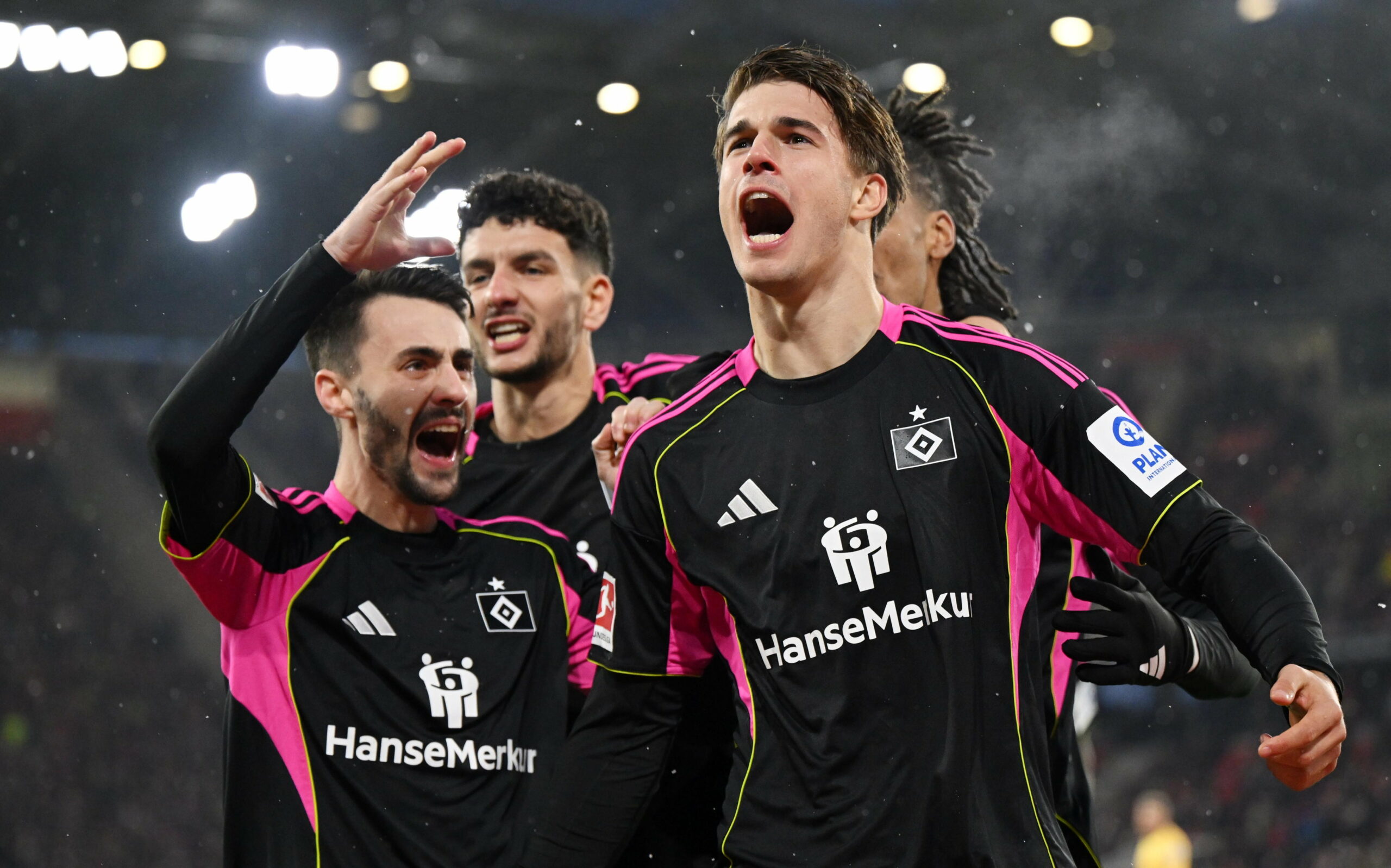 Fábio Vieira, Daniel Elfadli und Luka Vuskovic bejubeln ein Tor für den HSV