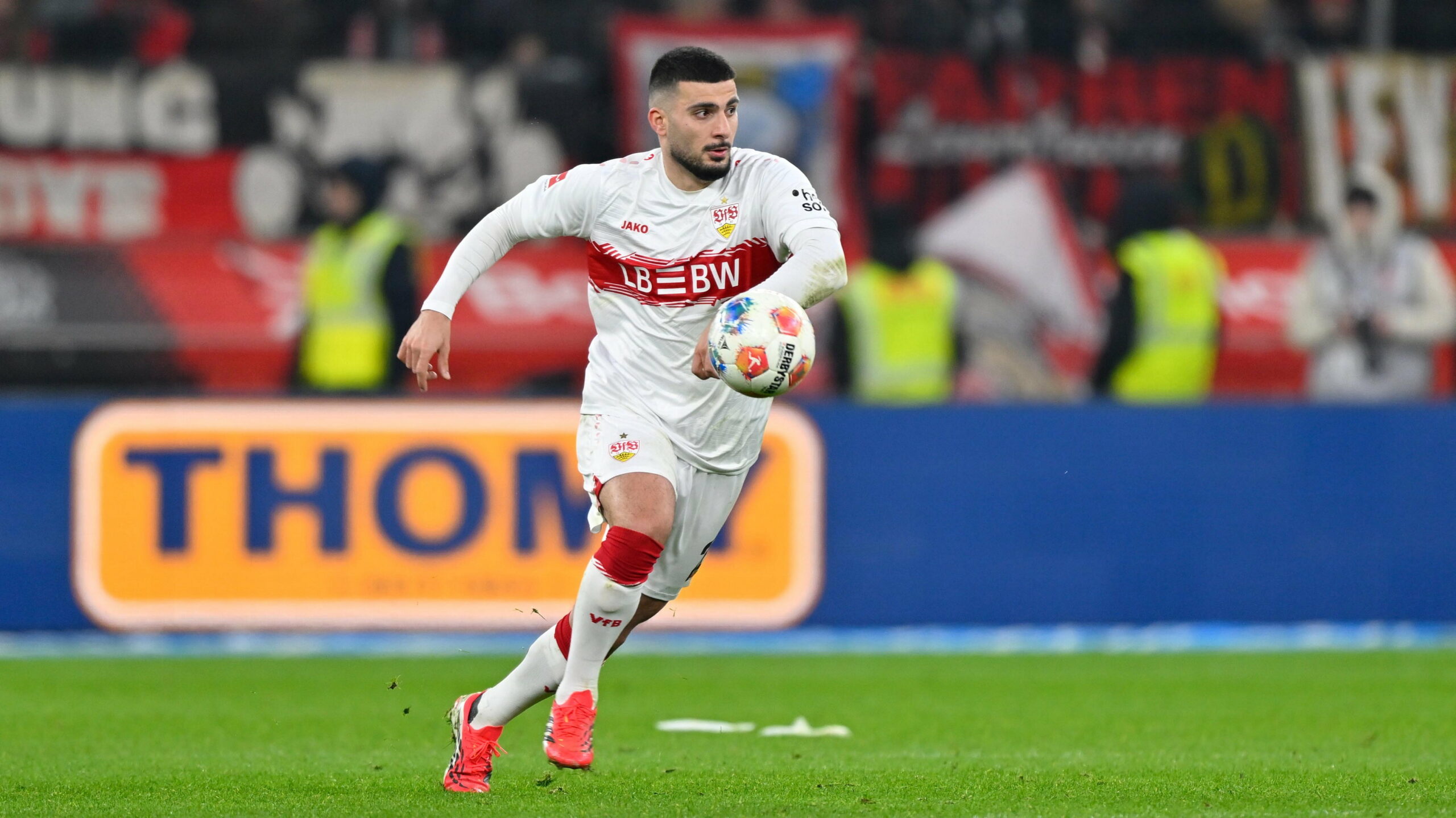 Daniz Undav sprintet einem Ball hinterher