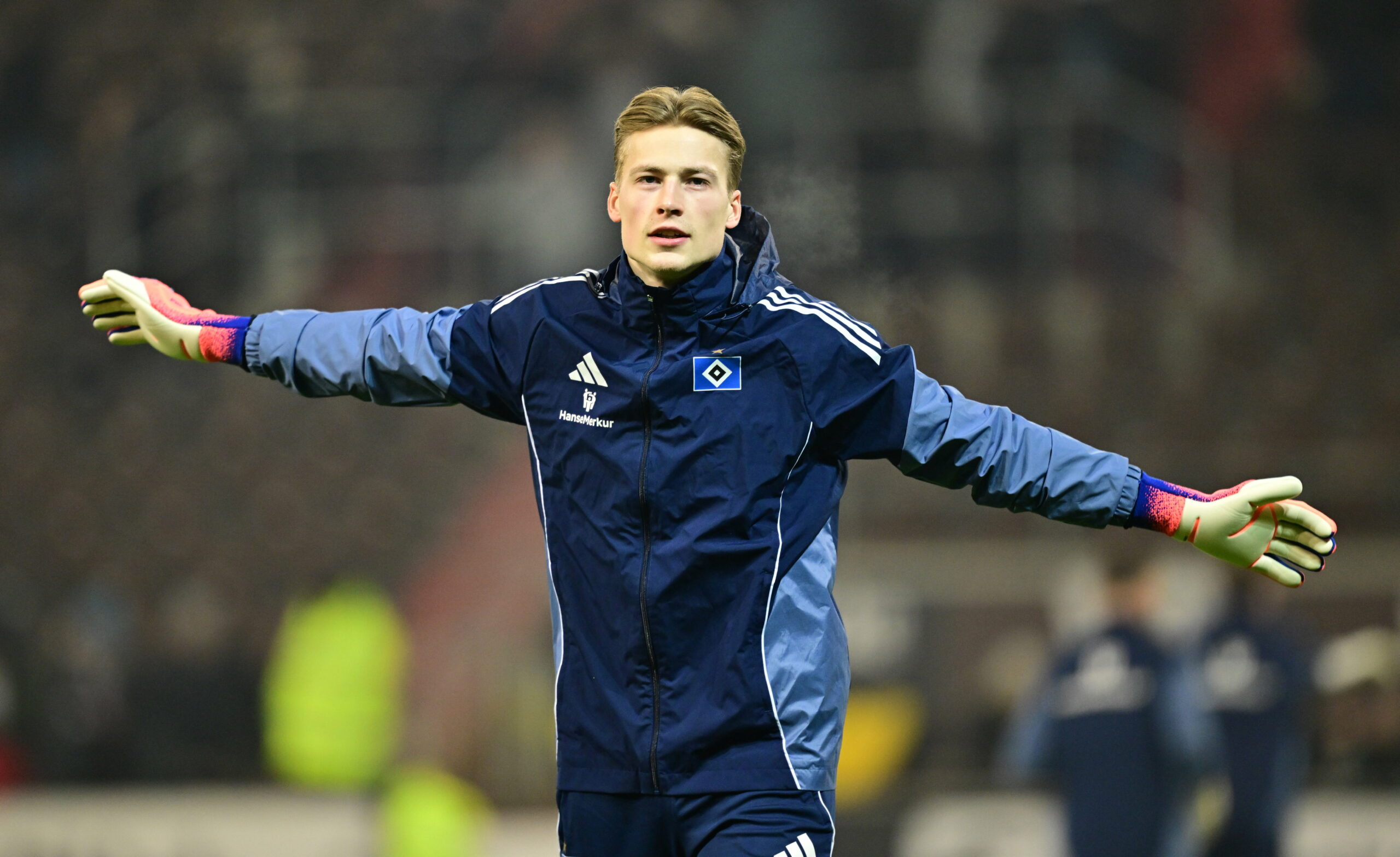 Sander Tangvik wärmt sich vor dem Derby des HSV bei St. Pauli auf.