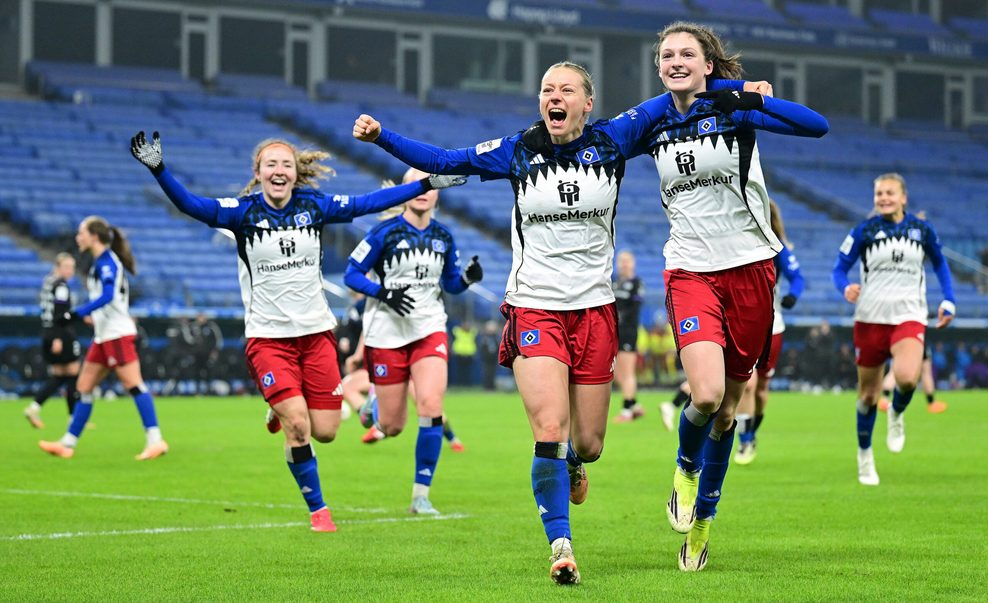 Sophie Hillebrand und Lotta Wrede bejubeln ein Tor der HSV-Frauen