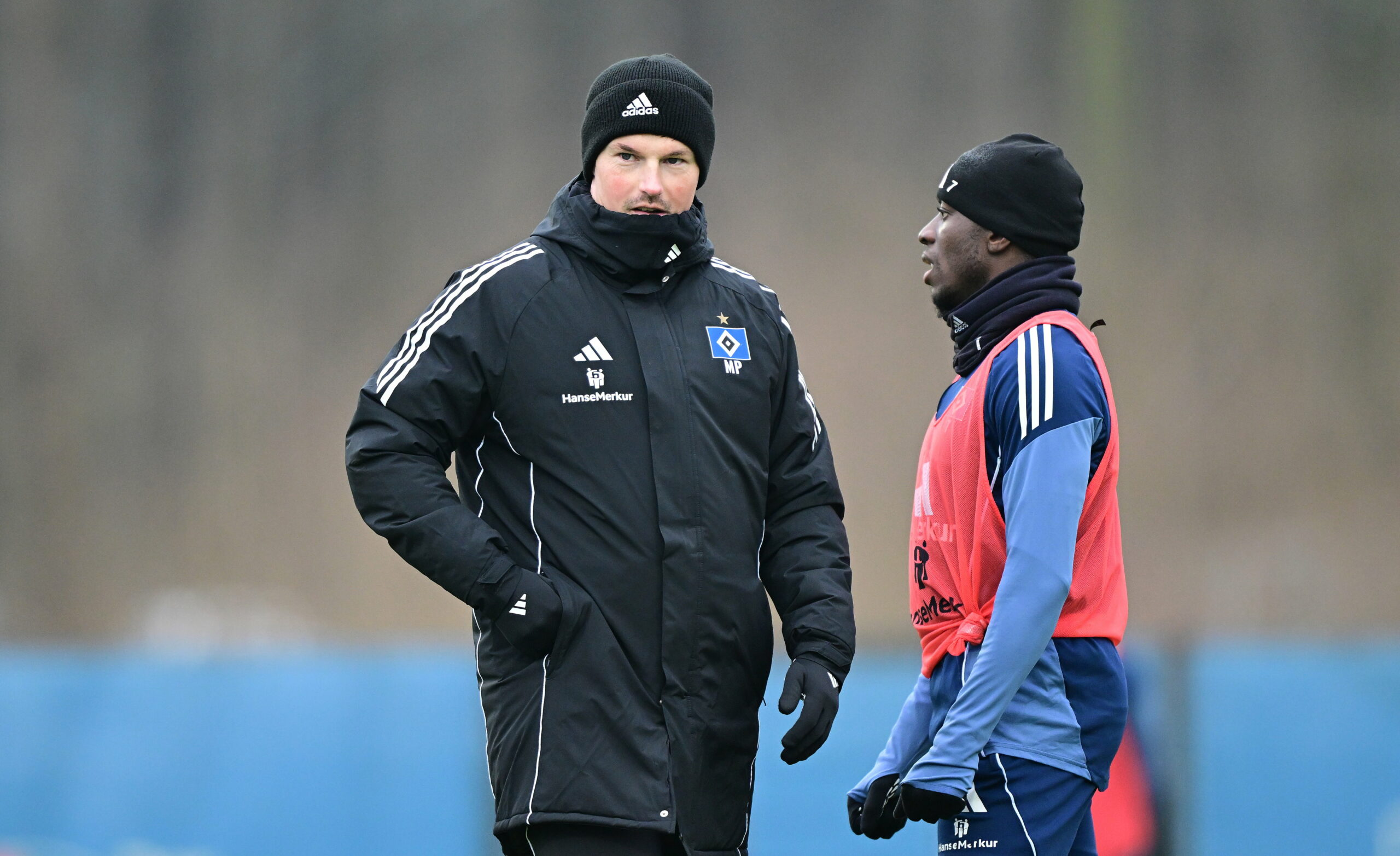 HSV-Coach Merlin Polzin spricht auf dem Trainingsplatz mit Jean-Luc Dompé