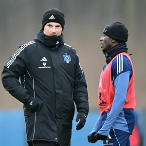 HSV-Coach Merlin Polzin spricht auf dem Trainingsplatz mit Jean-Luc Dompé