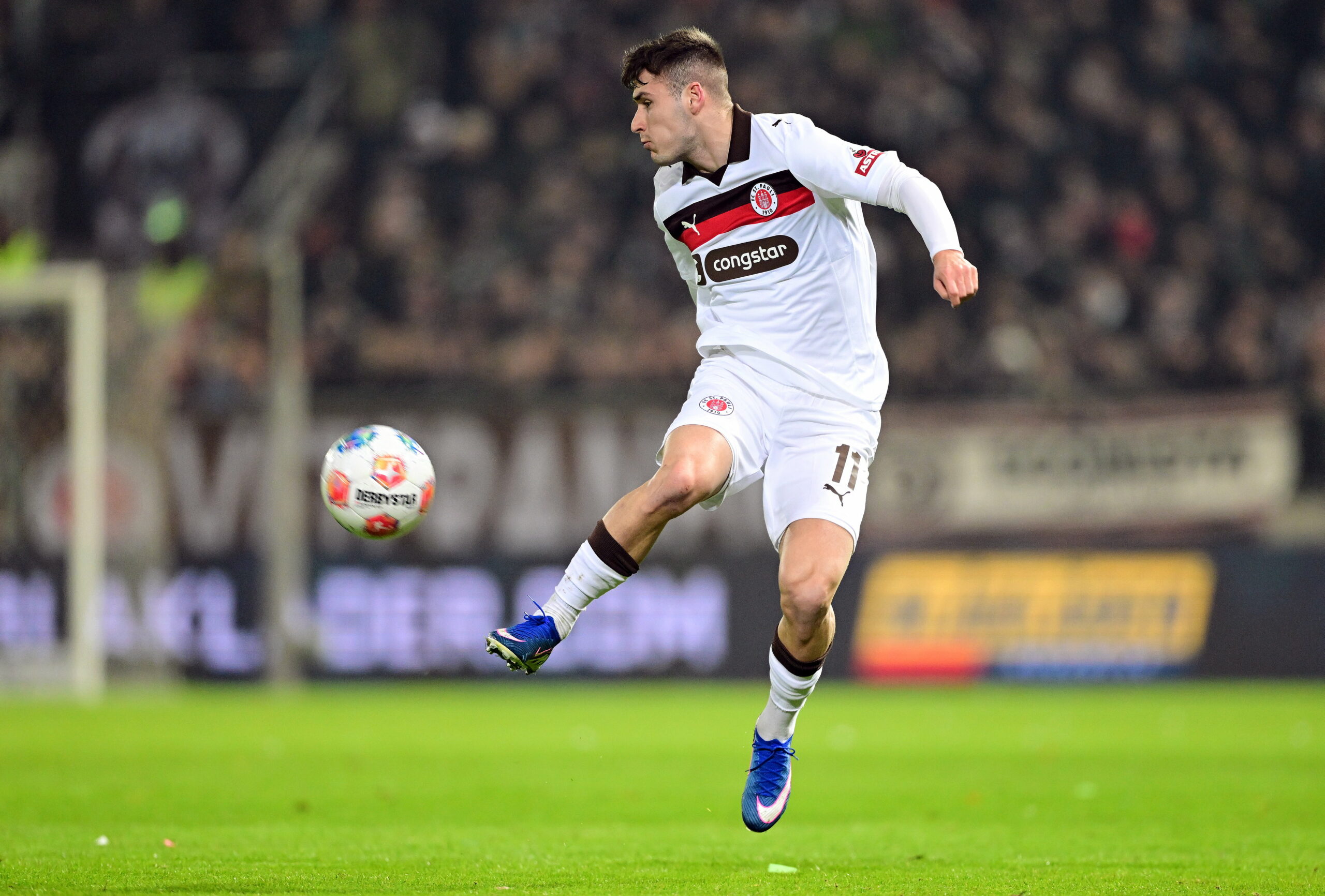 Arkadiusz Pyrka stoppt einen Ball im Sprung mit der rechten Außenseite.