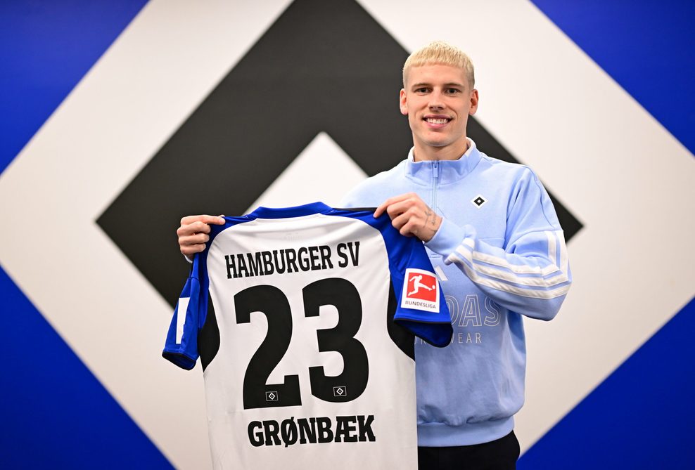 Albert Grønbæk zeigt sein HSV-Trikot.